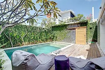 Seminyak Deluxe Villa 塞米亚克